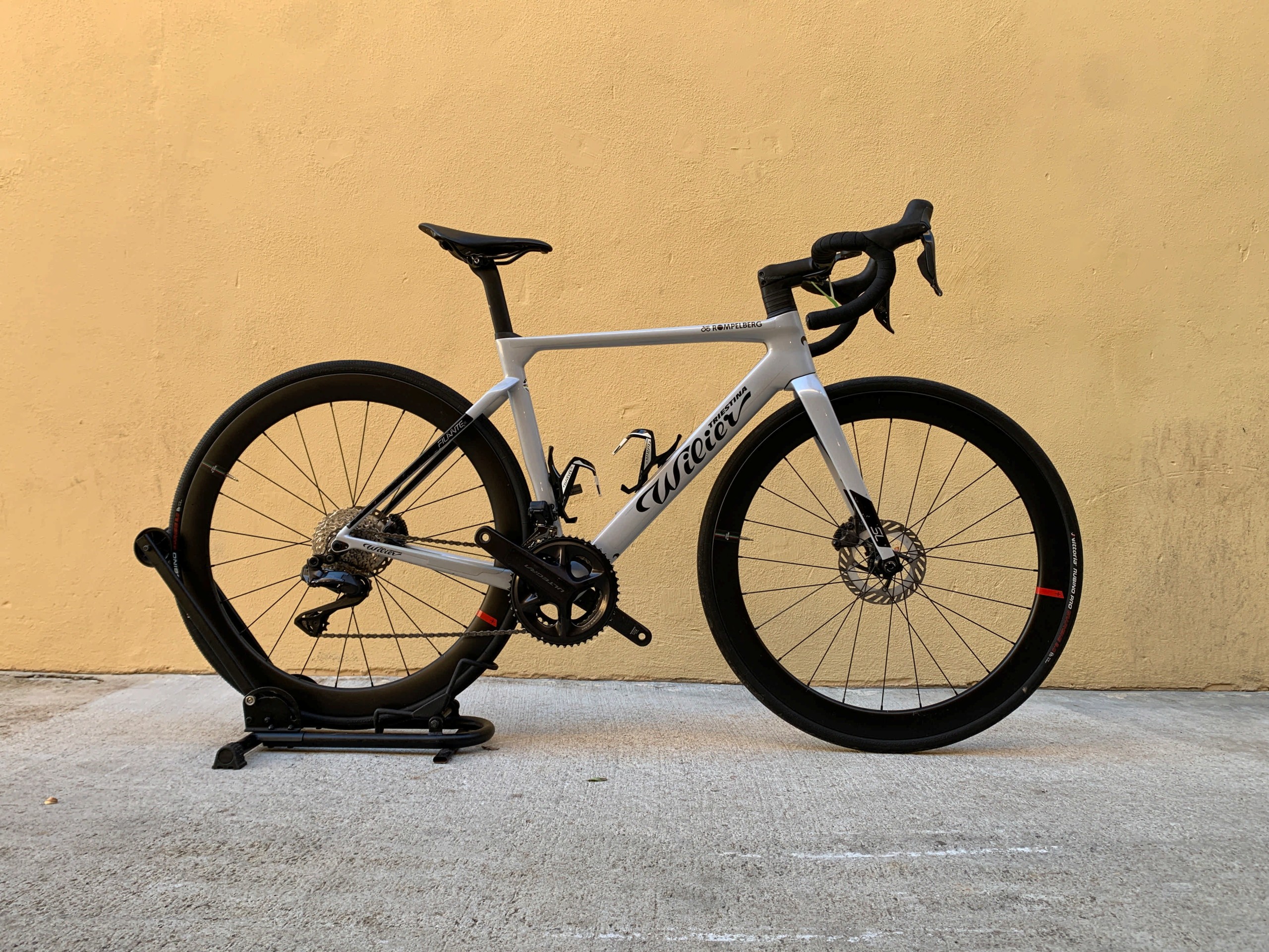 シモ　Wilier Filante SL ULTEGRA DISC Di2 Wilier Filante SL Ultegra 12sp Di2 Disc 2024 – S – Rompelberg Bike